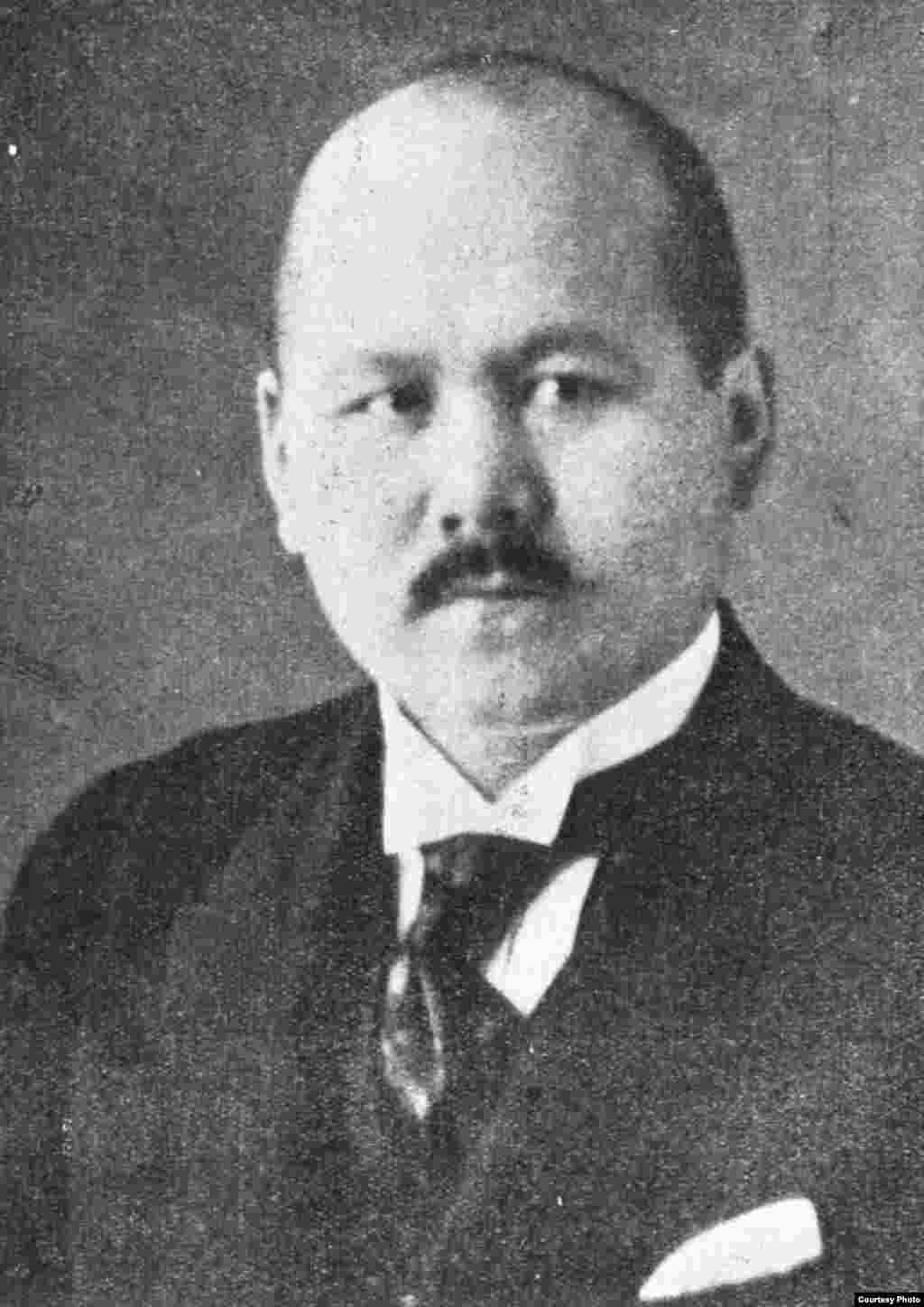 Мұстафа Шоқай, Түркістан мұхтариятының (Қоқан автономиясының) жетекшісі. "Қазақ" газеті авторларының бірі.