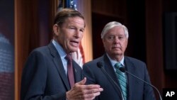 Până în prezent doar patru țări sunt desemnate de SUA drept sponsori ai terorismului: Iran, Cuba, Siria și Coreea de Nord. Senatorii Blumenthal (stânga) și Graham vor să lungească lista. 