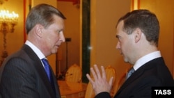 Зліва направо: Сергій Іванов, на той час новопризначений керівник президентської адміністрації, і президент Росії Дмитро Медведєв, Москва, 22 грудня 2011 року