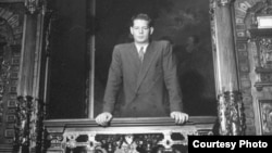 Regele Mihai în galeria de deasupra Sălii de Onoare de la Peleș, în 1946. Regele Ferdinand i-a lăsat lui, nepotului, Domeniul Peleș, nu fiului Carol al II-lea pentru că acesta renunțase la tron și a fost dezmoștenit.