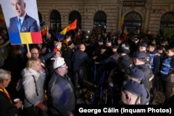 Câteva sute de persoane protestează față de decizia BEC de a respinge candidatura lui Călin Georgescu. Bucuresti, 9 martie 2025.