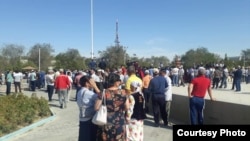 Участники акции «против китайских заводов» в Жанаозене. 3 сентября 2019 года.