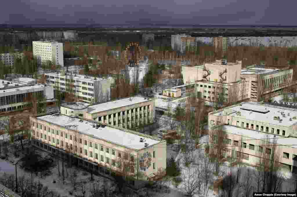 Заброшенный город Припять, расположенный в трех километрах от Чернобыльской АЭС. После ядерной катастрофы 1986 года территорию, размеры которой сопоставимы с площадью Люксембурга, объявили опасной для проживания и непригодной для сельского хозяйства.