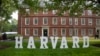 Un semn cu inscripția „Harvard” este vizibil în campusul universității din Boston, Massachusetts.