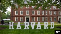 Un semn cu inscripția „Harvard” este vizibil în campusul universității din Boston, Massachusetts.