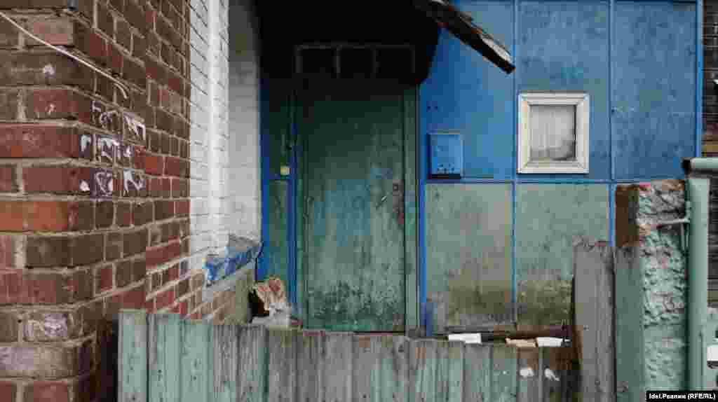 Почти все дома в "Полукамушках" &mdash; аварийные. Когда под строительство нового дома снесли исторические дома, местная и казанская общественность выступила резко против. Они не хотели, чтобы Зеленодольск потерял свою историю, а вот местные жители, которые стараются обходить "Полукамушки" стороной были не против избавиться от него.&nbsp;