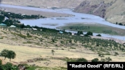 Тажик-ооган чек арасы, Пянж дарыясы.