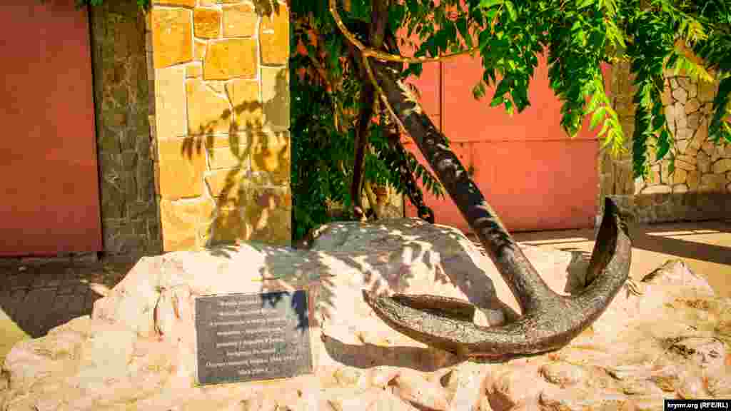 Напис на пам'ятнику: &laquo;Якір піднято з дна Коктебельської бухти і встановлено на честь пам'яті моряків-чорноморців, полеглих біля берегів Криму під час Великої Вітчизняної Війни 1941-1945 рр&raquo;.&nbsp; Встановлено монумент у травні 2009 року