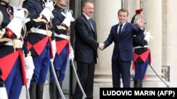 Ֆրանսիայի նախագահը Ելիսեյան պալատում ընդունում է ադրբեջանցի պաշտոնակցին, արխիվ