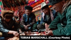 قرغیز های افغانستان شیوه زنده گی مختص به خود را دارند و در مکالمات روزمره از واژه های فارسی دری بیشتر استفاده میکنند