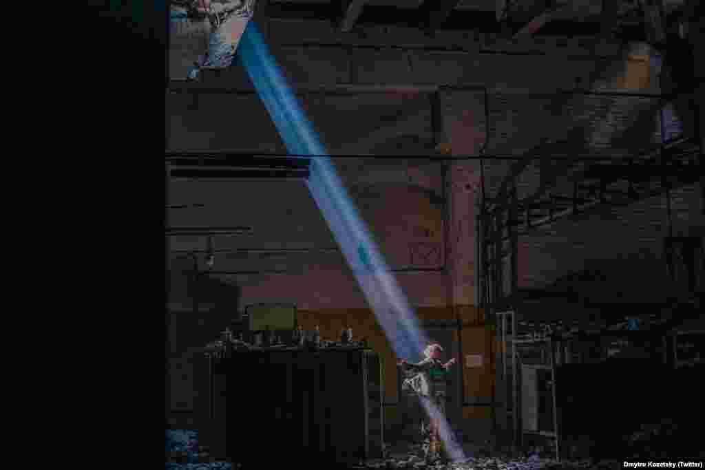 &laquo;Он везде играется с этими лучами света. Это уже последние дни, снимки сделаны в последние дни перед выходом с "Азовстали". Они нашли эти лучи и нашли выход&raquo;, &mdash; сказала мать Козацкого