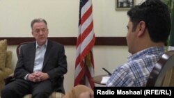 په پېښور کې د امریکا قونصل جنرا رېمنډ میکګرا د مشال راډیو د بیوروچیف عالم زېب خان سره د مرکې پر مهال