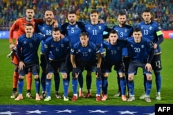Lojtarët e Kosovës pozojnë para ndeshjes me Zvicrën në Grupin B kualifikues për Kupën e Botës 2026, në Prishtinë.