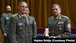 Ilija Todorov (desno) je odlikovan vojnom spomenicom. Na fotografiji sa načelnikom Generalštaba Vojske Srbije Milanom Mojsilovićem u Nišu, 26. mart 2019.