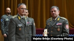 Illija Todorov është dekoruar me medalje ushtarake. Në fotografi është me shefin e Shtabit të Përgjithshëm të Ushtrisë së Serbisë, Millan Mojsilloviq, në Nish, më 26 mars 2019.