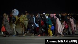 شماری از افغان‌های که در جریان عملیات تخلیه از میدان هوایی کابل به کوزوو انتقال داده شده اند.