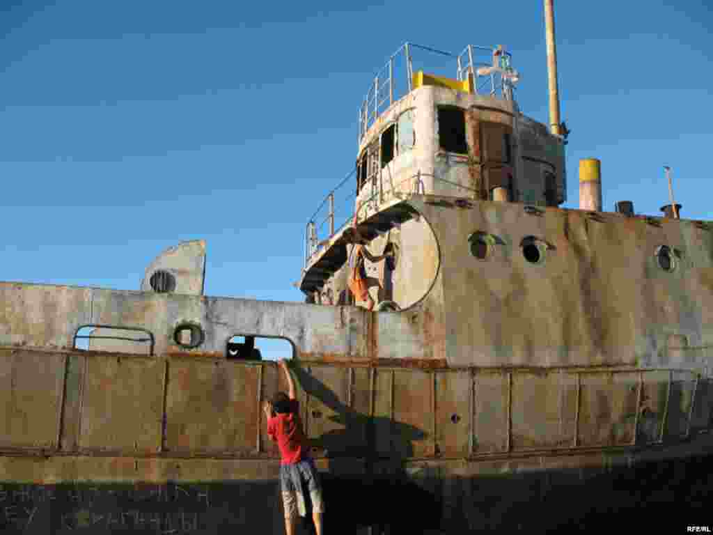 Останки судов стали главной игровой площадкой местной детворы.  - Останки судов стали главной игровой площадкой местной детворы. 