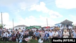 Бәйрәмгә җыелган авыл халкы