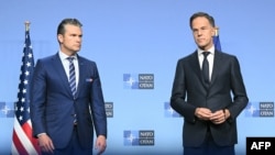 Sekretari amerikan i Mbrojtjes, Pete Hegseth, dhe shefi i NATO-s, Mark Rutte, para takimit në Bruksel më 15 tetor 2025. 