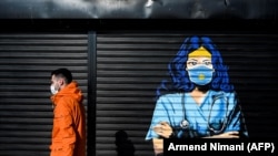 Є кілька причин, чому маски та соціальна дистанція ще деякий час після вакцинації людей залишатимуться у списку рекомендацій