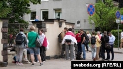 Людзі каля амбасады ЗША ў Менску чакаюць вызваленых палітвязьняў, 11 верасьня 2025