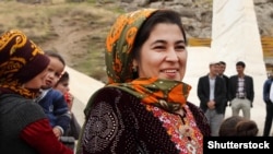 Дәстүрлі орамал таққан түркімен әйелі. Коу-ата, Ашғабат. 2015 жылғы қазан айы.