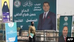 Bağdadın şərqindəki Sədr şəhərində İraq parlament seçkilərindən əvvəl təbliğat plakatları.