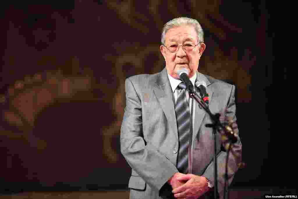 Кыргыз Республикасынын баатыры, Кыргыз эл жазуучусу Бексултан Жакиев "Азаттыкты" 60 жылдык мааракеси менен куттуктап жатат.