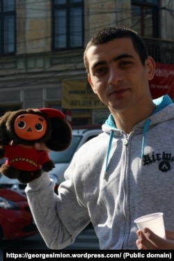 George Simion, într-o fotografie din 2009 postată pe blogul personal. El ține în mână o jucărie de pluș pe care scrie „ЧЕБУРАШКА” (Cheburașka) – numele unui personaj celebru din desenele animate rusești.