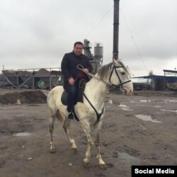 Амантуров "Меади" компаниясынын короосунда ат минип турат. Сүрөт Мирлан Амантуровдун "Фейсбуктагы" баракчасынан алынды.