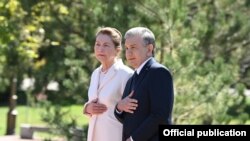 Өзбекстанның қазіргі президенті Шавкат Мирзияев елдің бұрынғы басшысы Ислам Каримовтың монументі алдында марқұмның жұбайы Татьяна Каримовамен бірге тұр. 2021 жыл