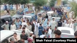 د دير اوسېدونکې د يوه استاد او د هغه لور د وژنې خلاف مظاهره کوي. پخوانی انځور