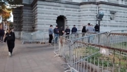 Snimak ispred kampa provladinih pristalica u Beogradu, 2. novembar 2025.