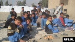 دانش آموزان یکی از مکاتب ولایت ننگرهار