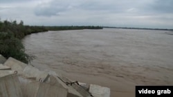 Река Пяндж, проходящая вдоль таджикско-афганской границы