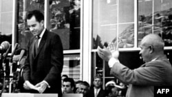 ნიკიტა ხრუშჩოვი ტაშს უკრავს რიჩარდ ნიქსონს, რომელმაც სიტყვა წარმოთქვა "ამერიკულ გამოფენაზე".