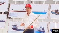 Berdimuhamedow Türkmenbaşynyň halkara deňiz portunyň “doly kuwwatyna çykarylmagynyň” gijikmeginden nägile bolvar.