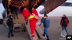 Într-o imagine publicată de Ministerul rus pentru Situații de Urgență, un pasager rus rănit de pe zborul J2-8243 este evacuat de la locul accidentului de lângă Aktau pe 26 decembrie.