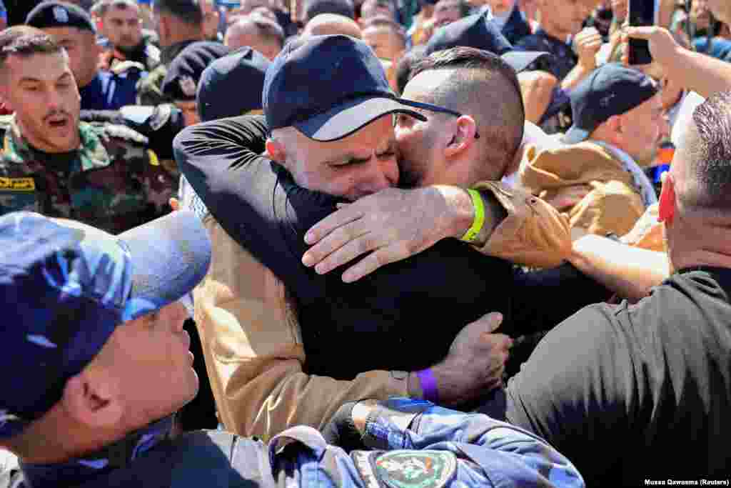 Oslobođeni palestinski zatvorenik u Ramali grli člana svoje porodice nakon što je pušten iz izraelskog zatvora.Istog dana kada su oslobođeni izraelski taoci i palestinski zatvorenici u Egiptu se održava Samit o Gazi koji će okupiti više od 20 lidera kako bi obeležili prekid vatre. Samitu će kopredsedavati američki predsednik Donald Tramp i egipatski predsednik Abdel Fatah el-Sisi,