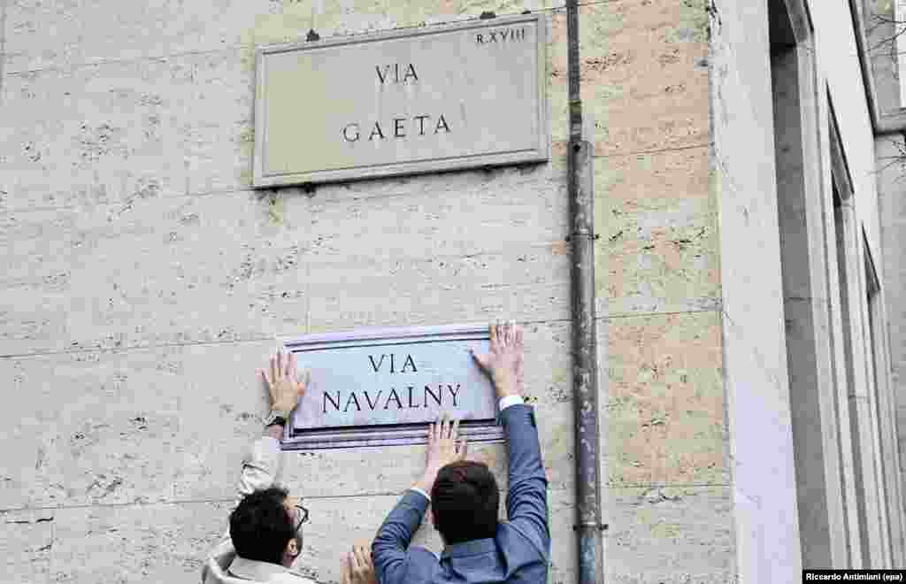 فعالان در مارس ۲۰۲۴، پس از مرگ الکسی ناوالنی، فعال مخالف روس، تابلوی خیابانی ساختگی را در بیرون سفارت روسیه در رم، ایتالیا، نصب کردند.