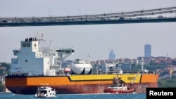 Танкер із сирою нафтою компанії «Роснефть» проходить через Босфор