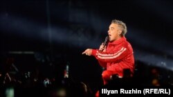 Robbie Williams tokom koncerta u Sofiji