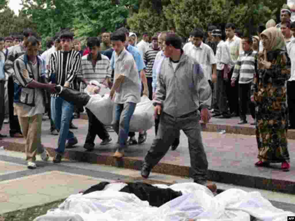 Жители Андижана несут тело жертвы расстрела.