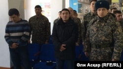 Подсудимые майоры Кайнарбек Тастамбеков и его помощник Каиргали Оразжанов. Актобе, 18 января 2017 года.