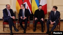 Presidenti ukrainas, Volodymyr Zelensky, dhe udhëheqësit evropianë gjatë takimit të tyre në Londër më 8 dhjetor 2025. 