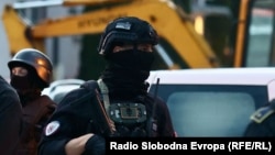 Pripadnik Jedinice žandarmerije RS sa zastavom Srbije na šljemu i logom strip junaka "Punishera" na opremi.