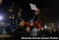 Câteva sute de persoane protestează în fața sediului Consiliului Superior al Magistraturii, miercuri, 10 decembrie 2025.