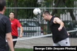 Deschiderea celei mai mari baze sportive din cadrul unei școli din sectorul 6, pe 22 august 2025. În imagine, Ciprian Ciucu, primarul sectorului 6, și Cristina Neagu, handbalistă.