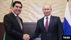 Россия. Гурбангулы Бердымухамедов и Владимир Путин. Сочи, 01.11.2016. Фото Михаил Метцель/ТАСС.