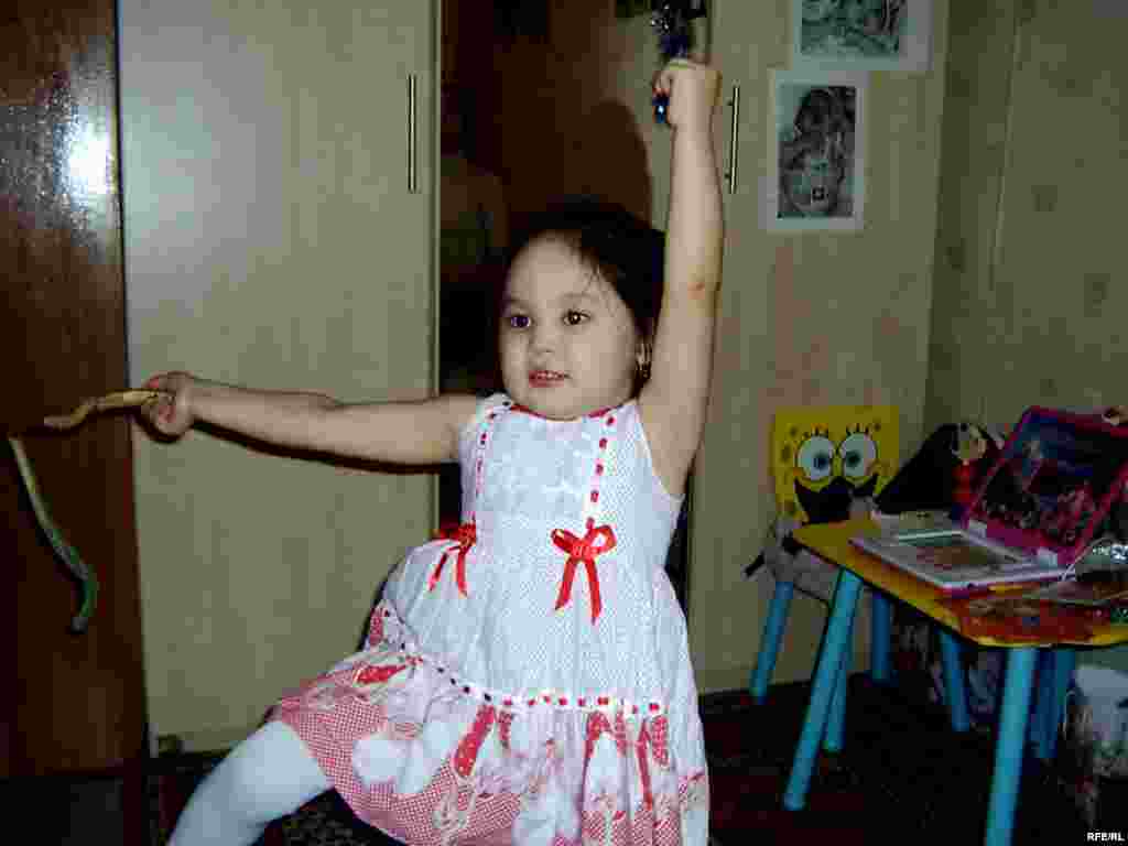 Балет бишісінің 3 жасар қызы Алина балерина болуды армандайды, әзірге ата-анасы оны балабақшаға орналастыра алмай отыр.  - Алина – дочь артистов балета также мечтает стать балериной. У артистов не хватает зарплаты, чтобы оплачивать услуги частного детского сада. А чтобы получить место в муниципальном детском саду нужно заплатить тысячу долларов, говорят родители девочки. 